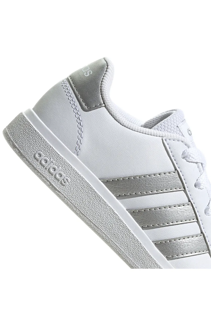 Adidas Grand Court 2 K – Weiße Sneakers mit silbernen Streifen