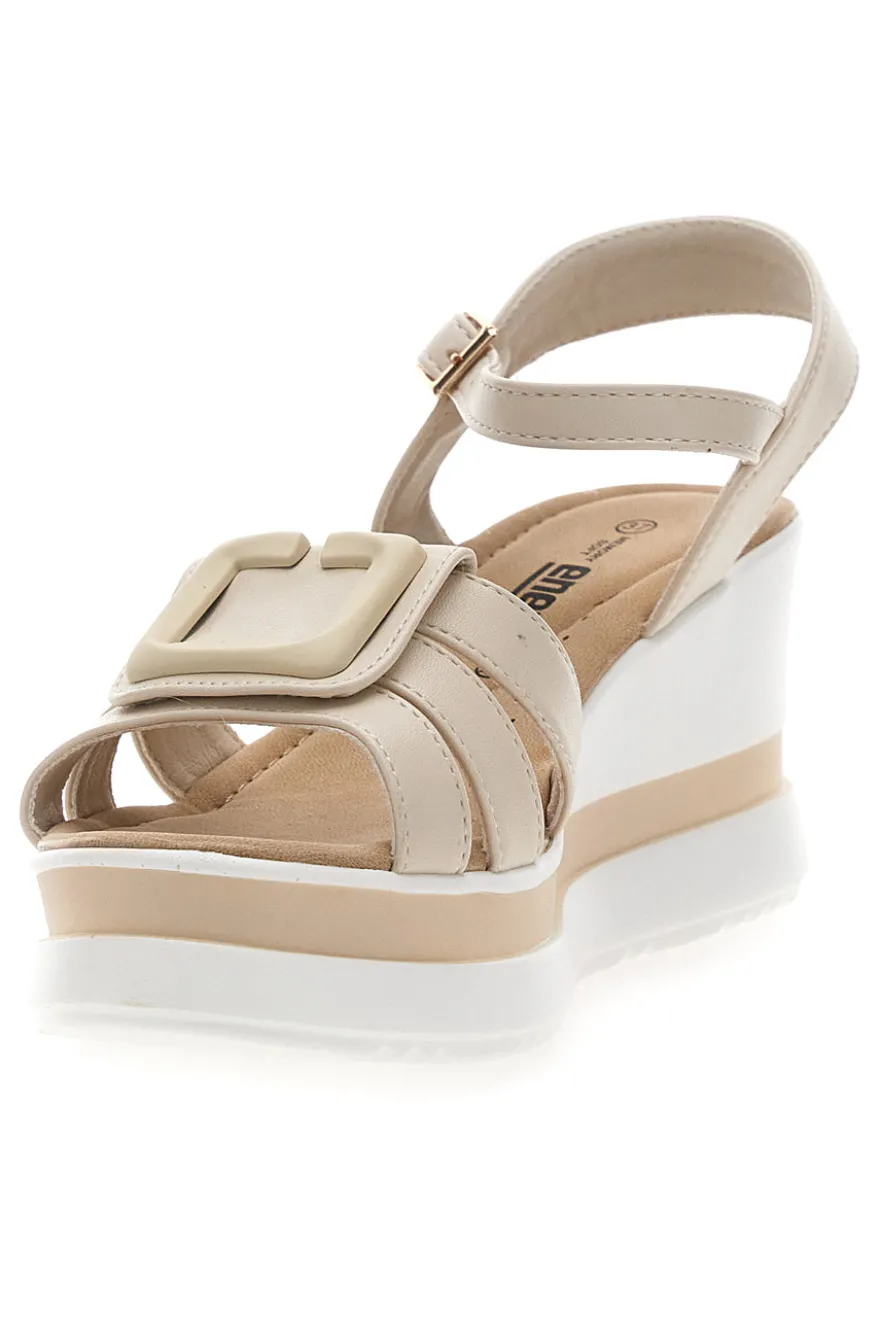 Beige Keilsandalen mit Riemen und glänzenden Details Energy E483