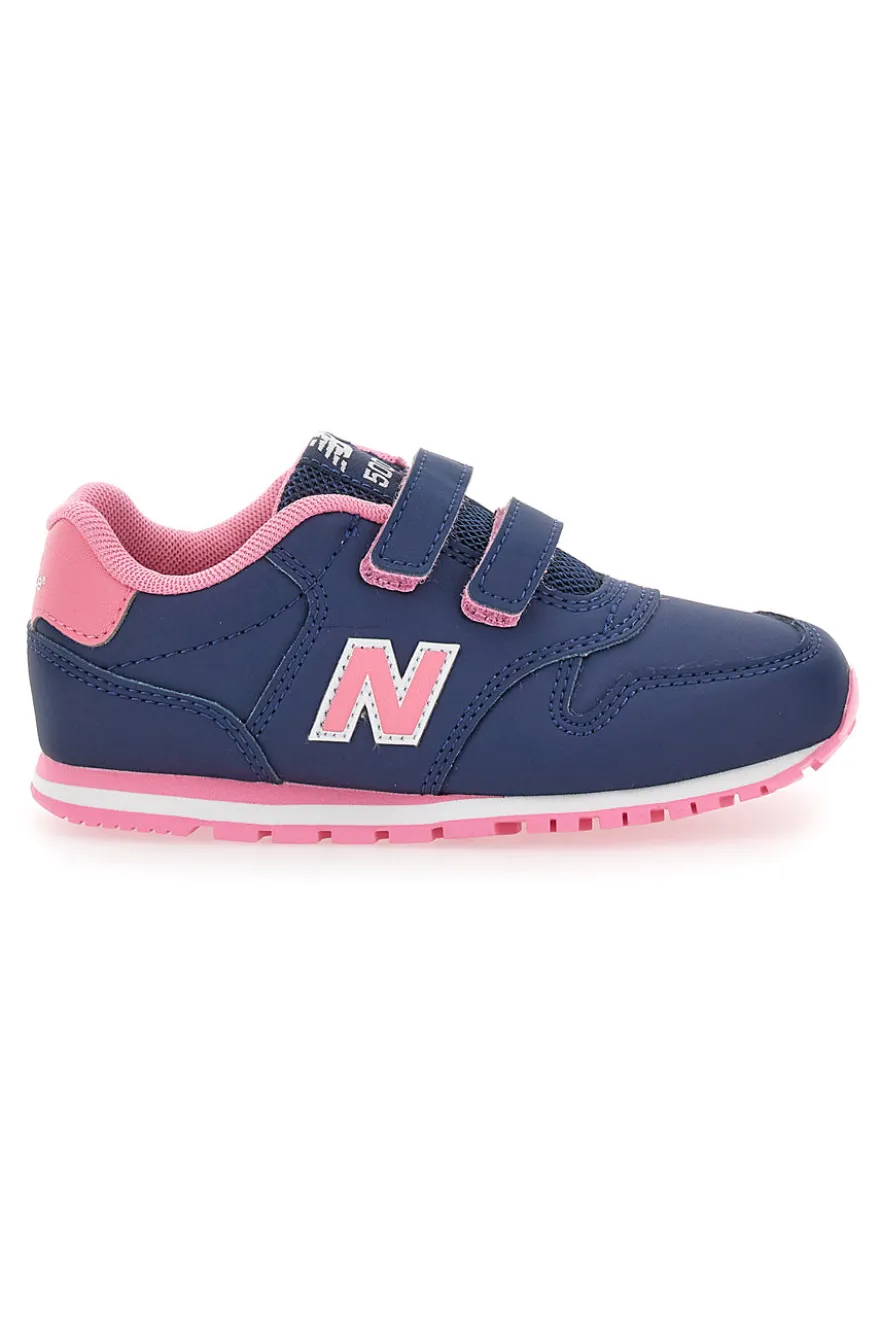 Blaue Sneakers New Balance 500 mit rosa Details und Klettverschluss