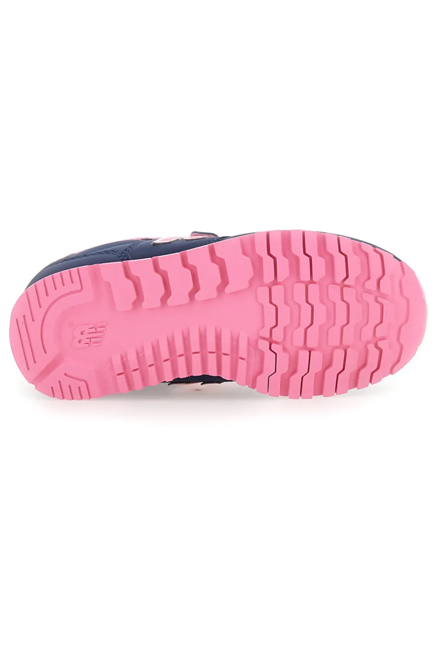 Blaue Sneakers New Balance 500 mit rosa Details und Klettverschluss