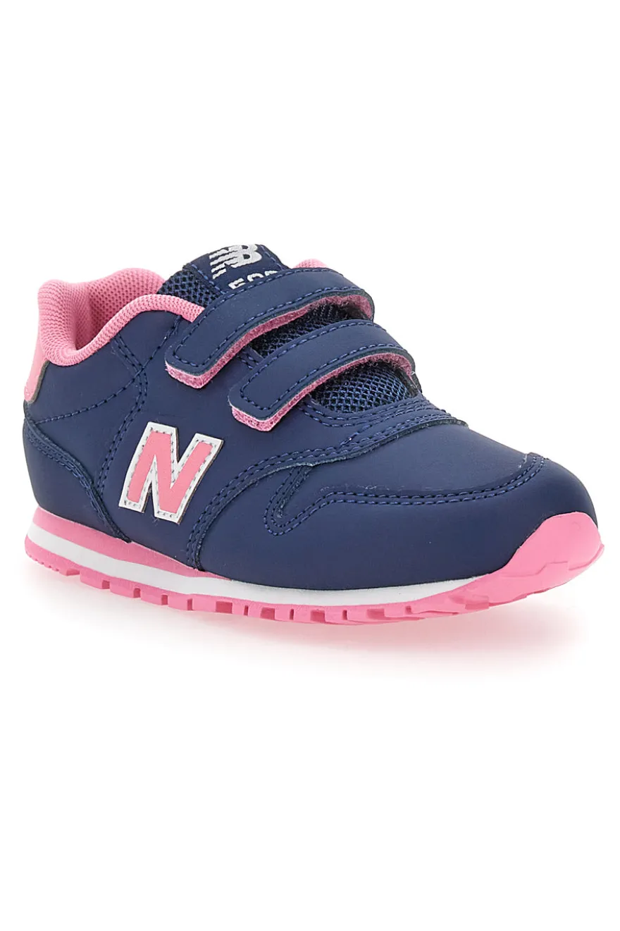 Blaue Sneakers New Balance 500 mit rosa Details und Klettverschluss