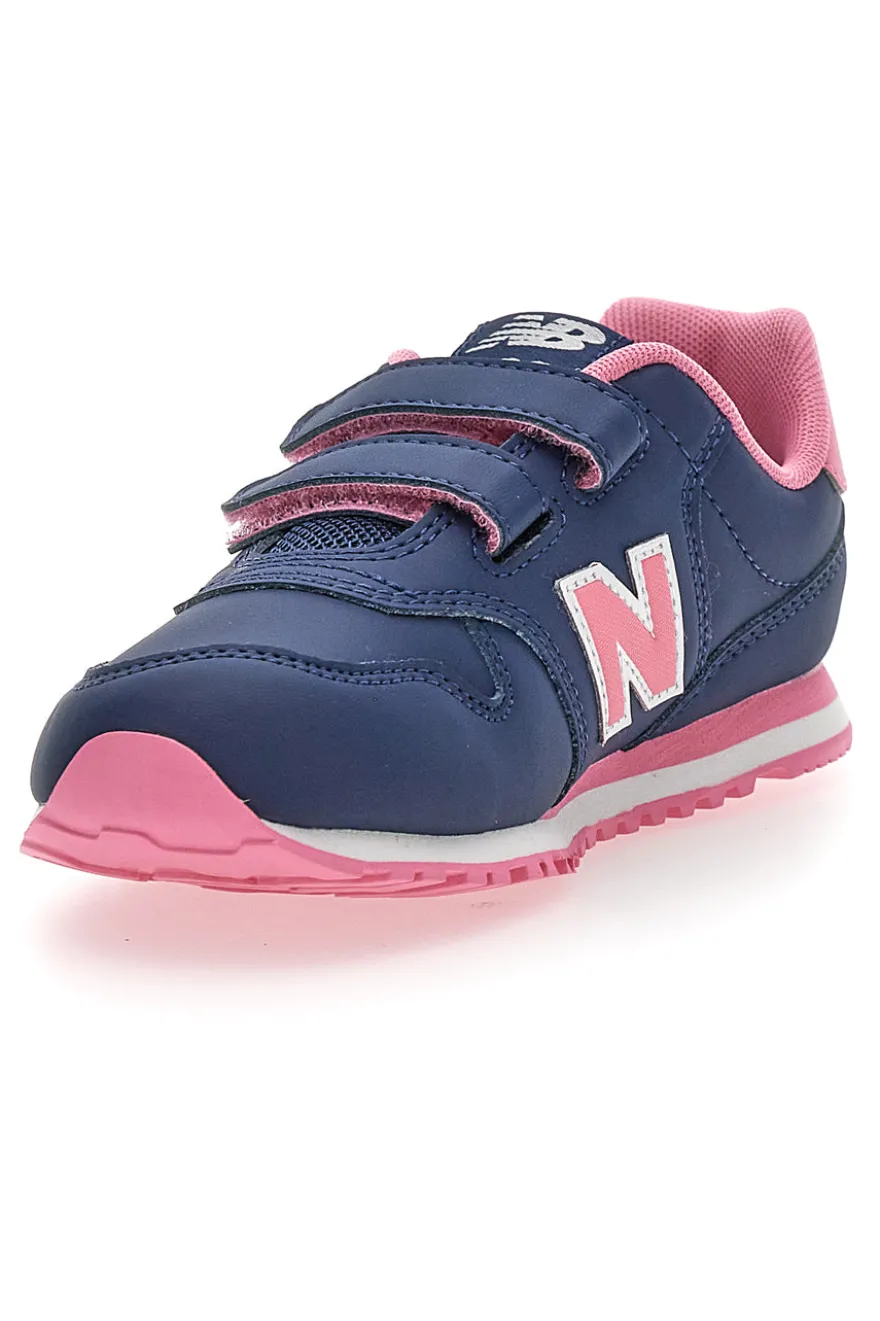 Blaue Sneakers New Balance 500 mit rosa Details und Klettverschluss
