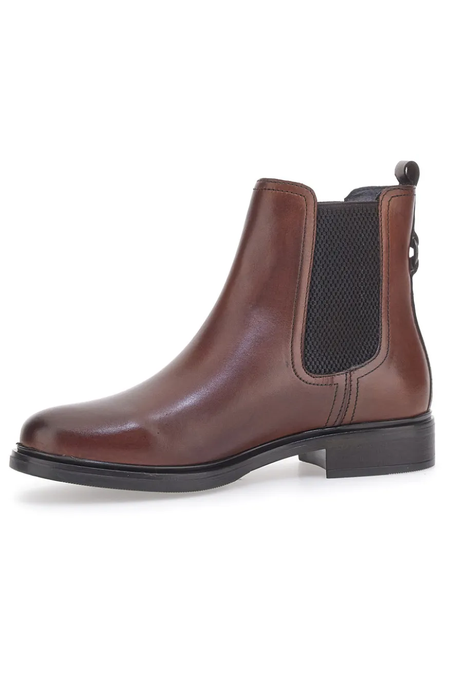 Braune Beatles-Stiefeletten aus echtem Leder im Café kosten 468