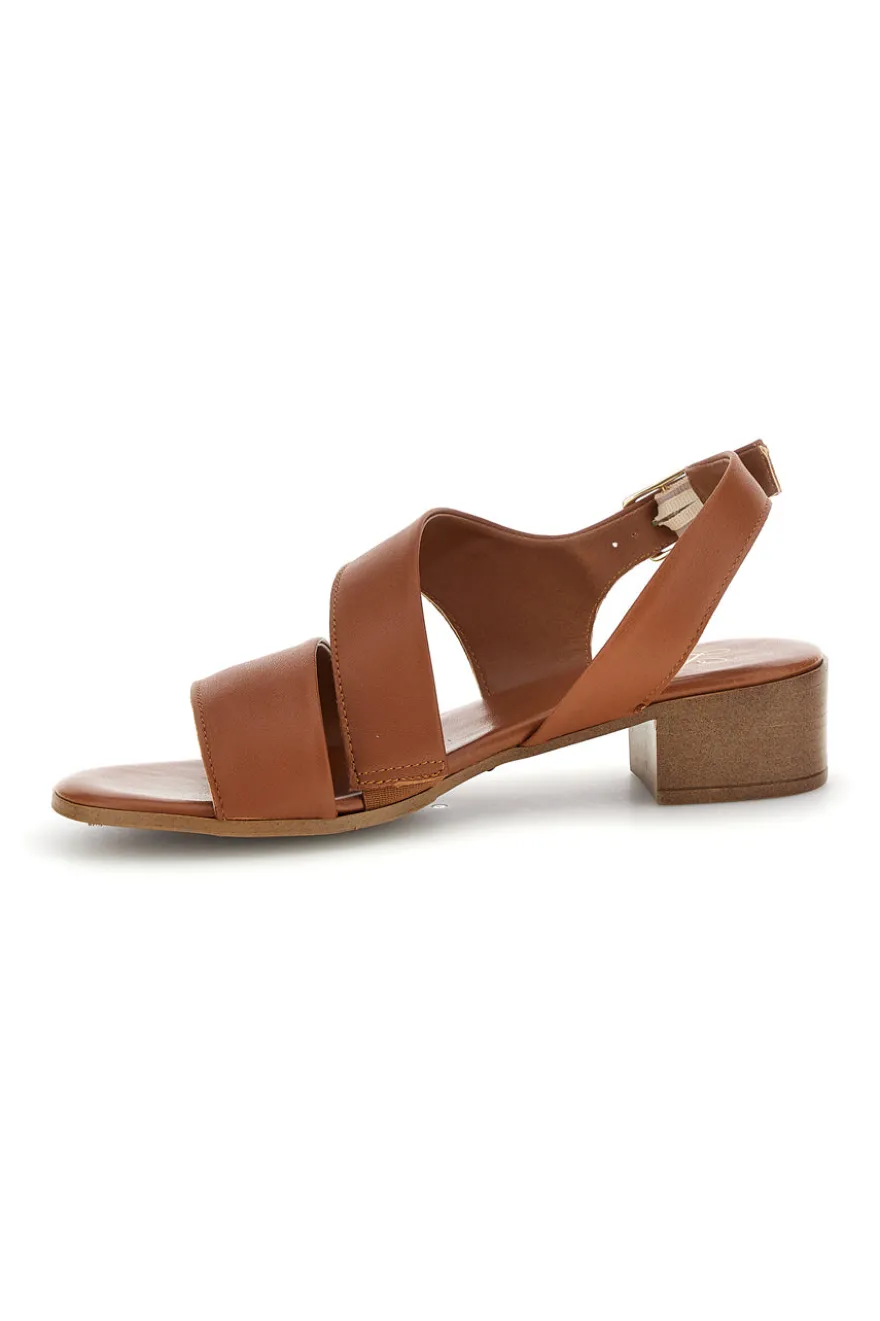 Braune Ledersandalen mit gekreuzten Riemen Pittarello Look 243080