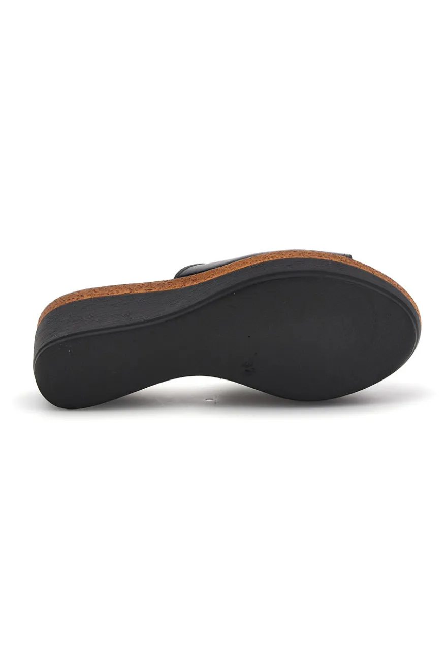 Ciabatte nere in pelle con zeppa Pittarello 28004525