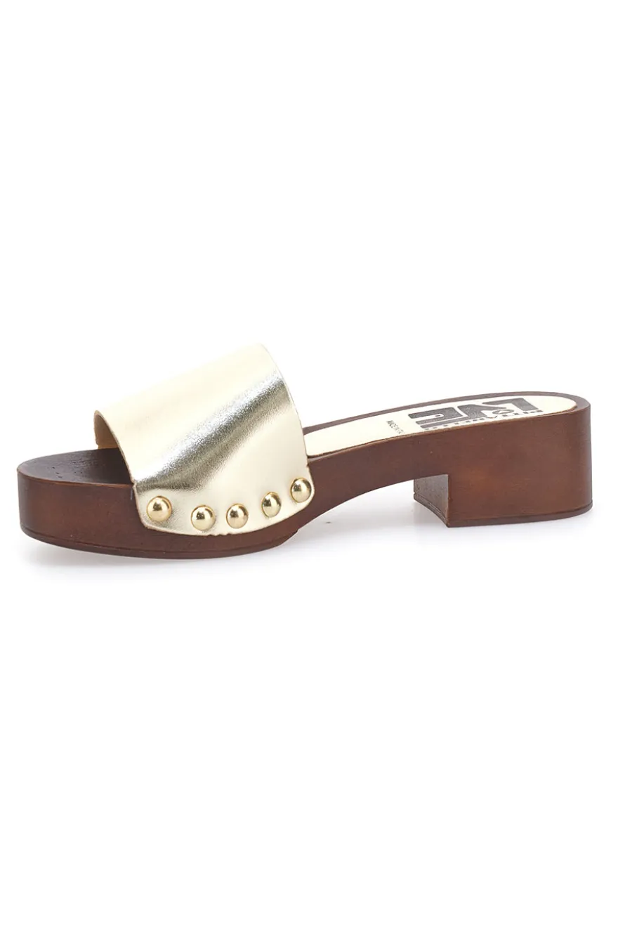 Ciabatte Zoccoli platino con borchie dorate e tacco basso Pittarello Love 9326