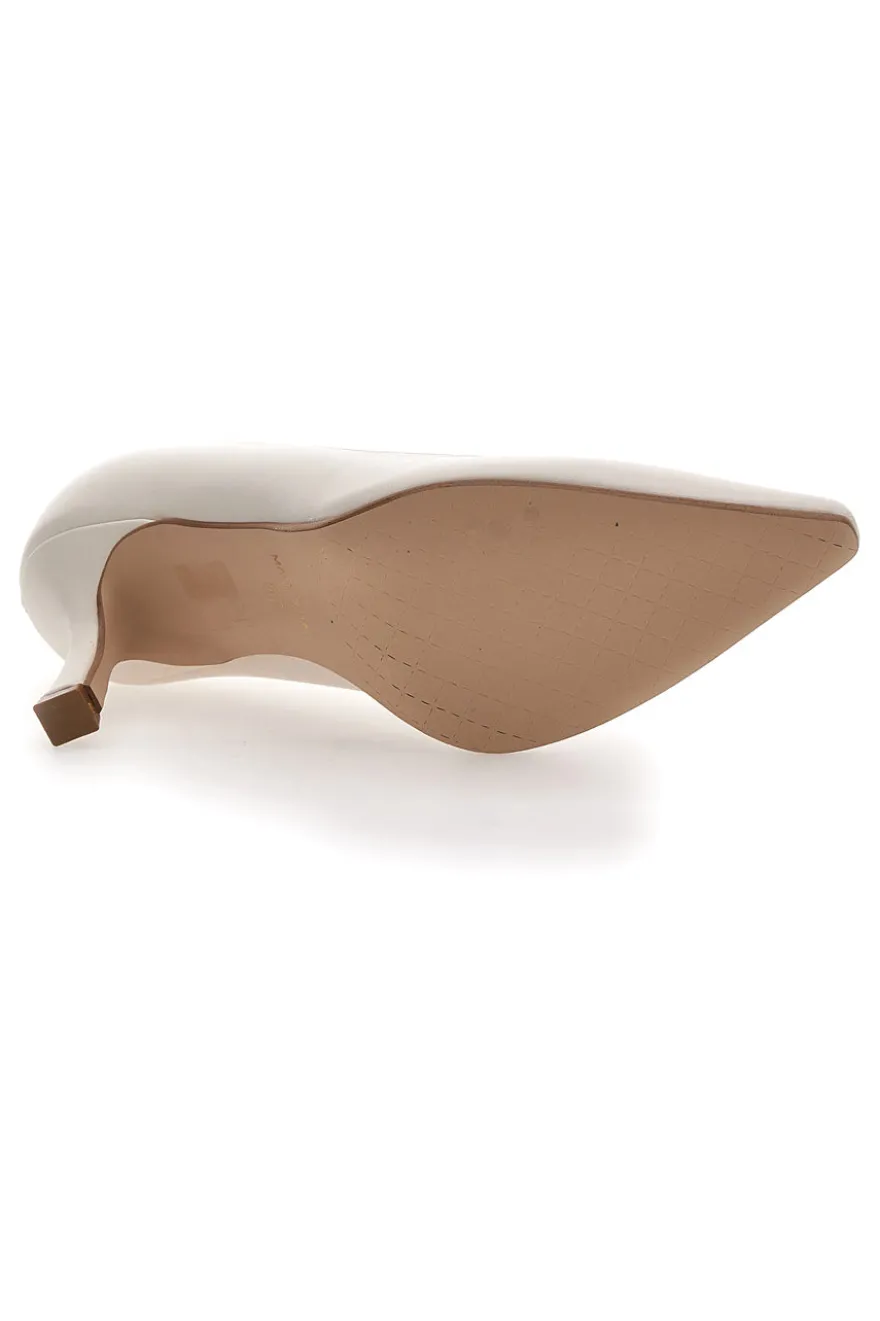 Cremeweißes, spitzes Dekolleté mit mittlerem Absatz. Pittarello Must Have 4174