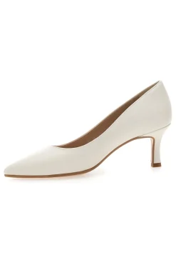Décolleté color panna con tacco basso e punta affusolata Pittarello vera 6043