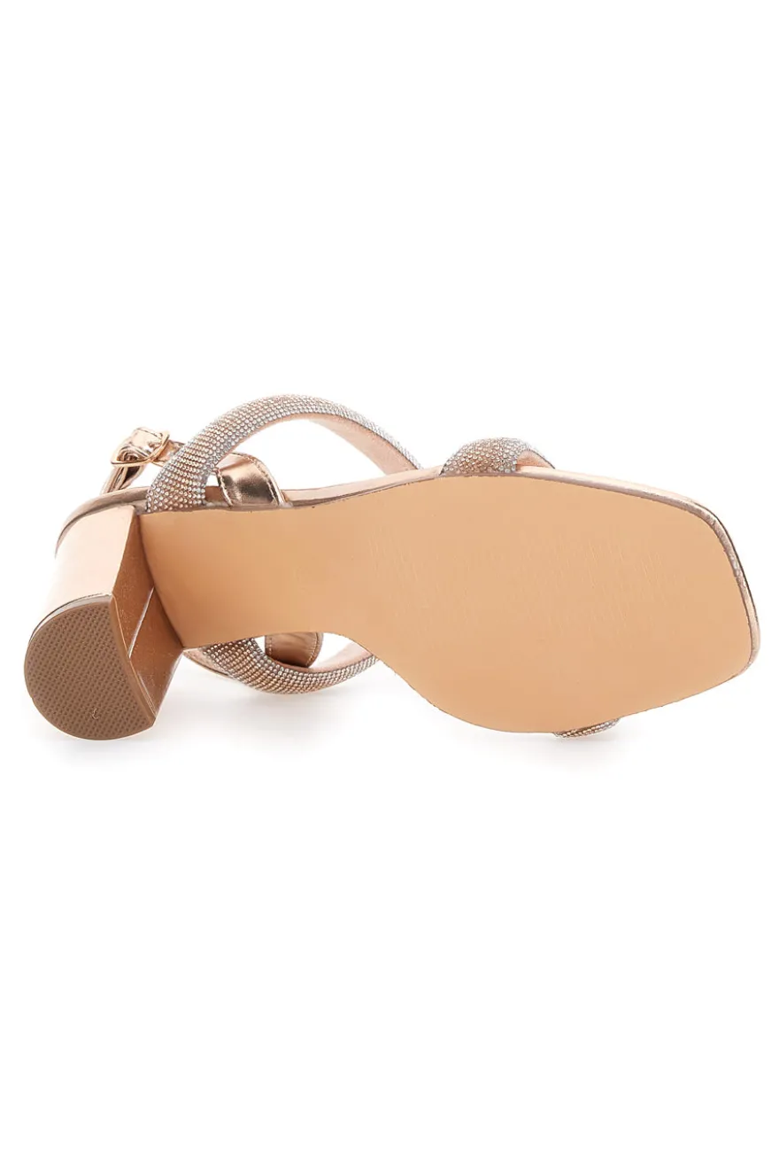 Die ersten 256 Roségold-Sandalen mit Absatz