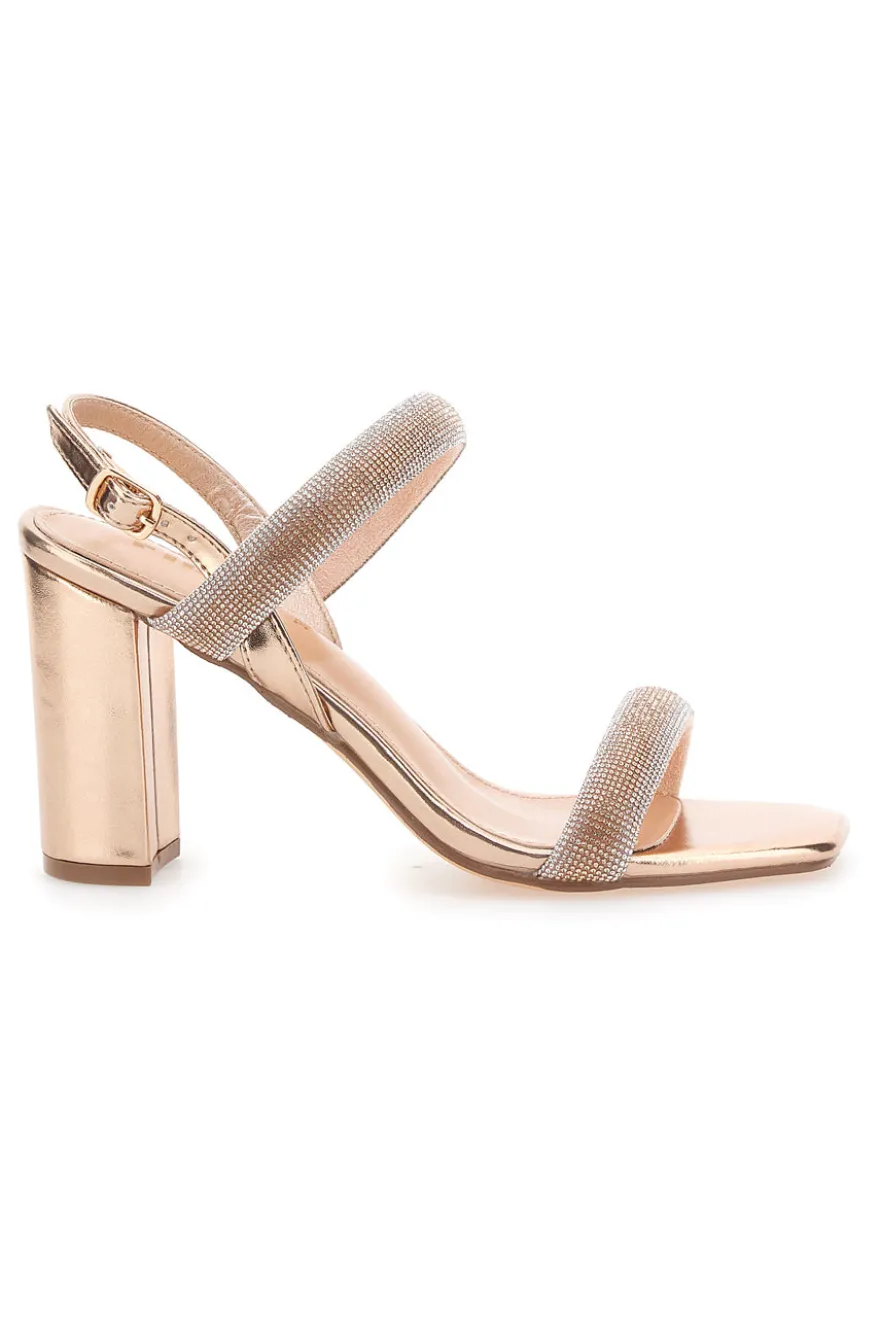 Die ersten 256 Roségold-Sandalen mit Absatz
