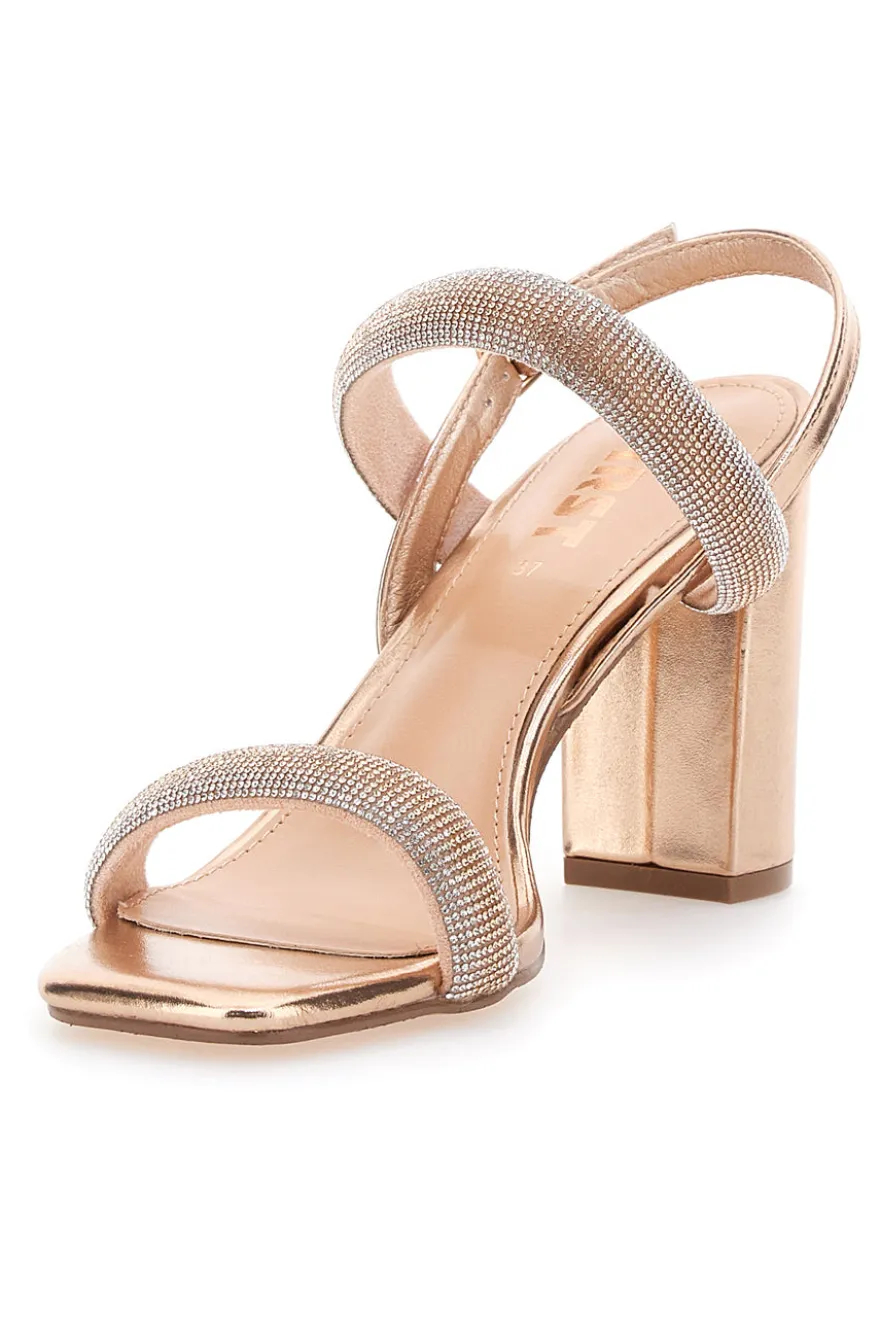 Die ersten 256 Roségold-Sandalen mit Absatz