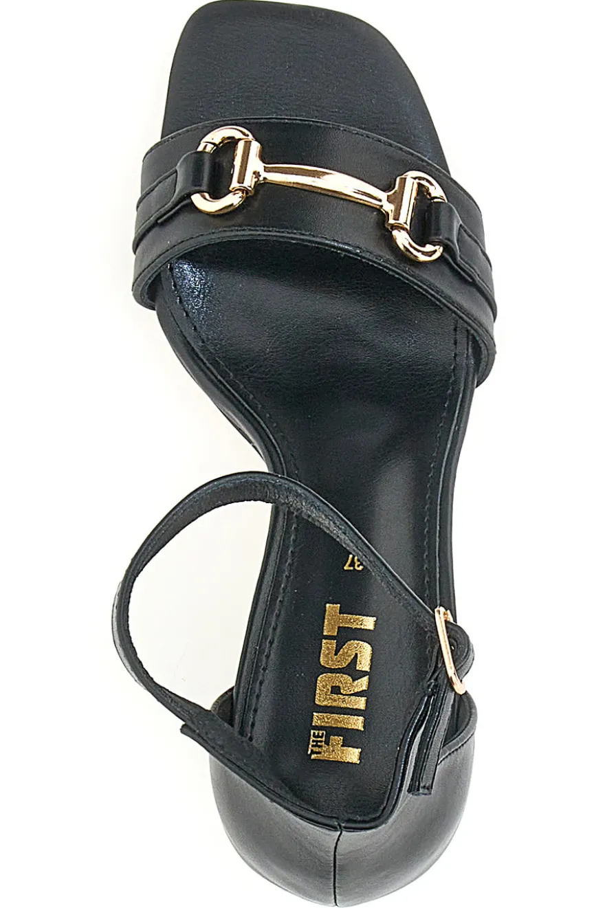 Die ersten 1802-Sandalen mit Absatz in Schwarz