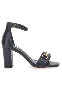 Die ersten 1802-Sandalen mit Absatz in Schwarz