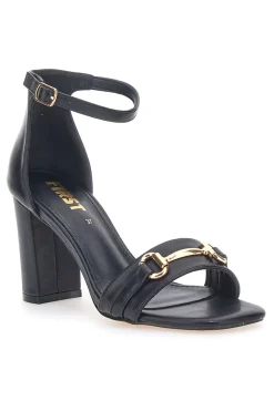 Die ersten 1802-Sandalen mit Absatz in Schwarz