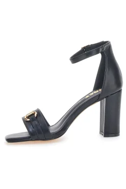 Die ersten 1802-Sandalen mit Absatz in Schwarz