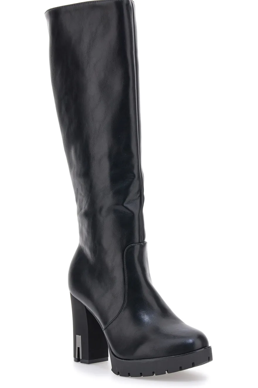 Die ersten schwarzen Stiefel mit hohen Absätzen H262538