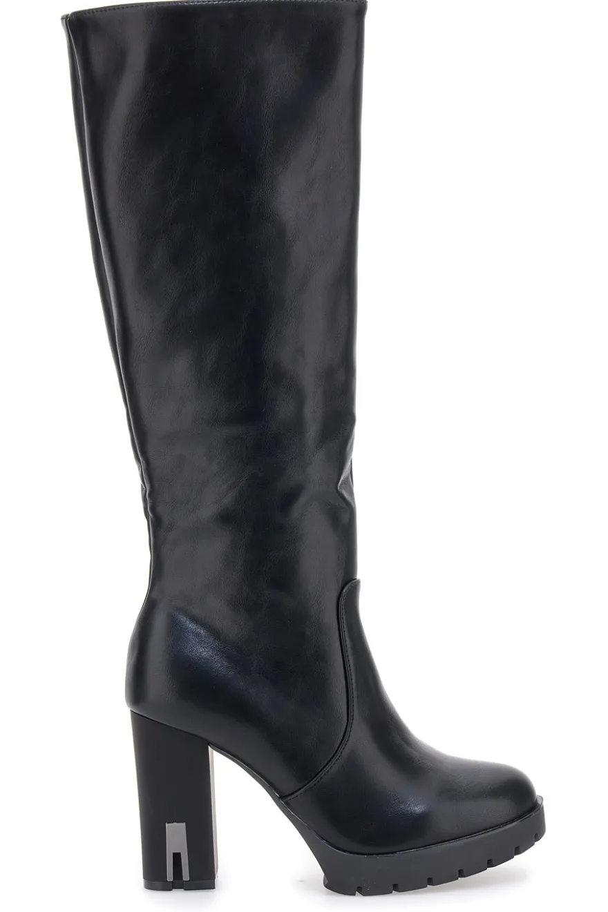 Die ersten schwarzen Stiefel mit hohen Absätzen H262538