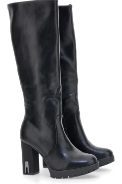 Die ersten schwarzen Stiefel mit hohen Absätzen H262538