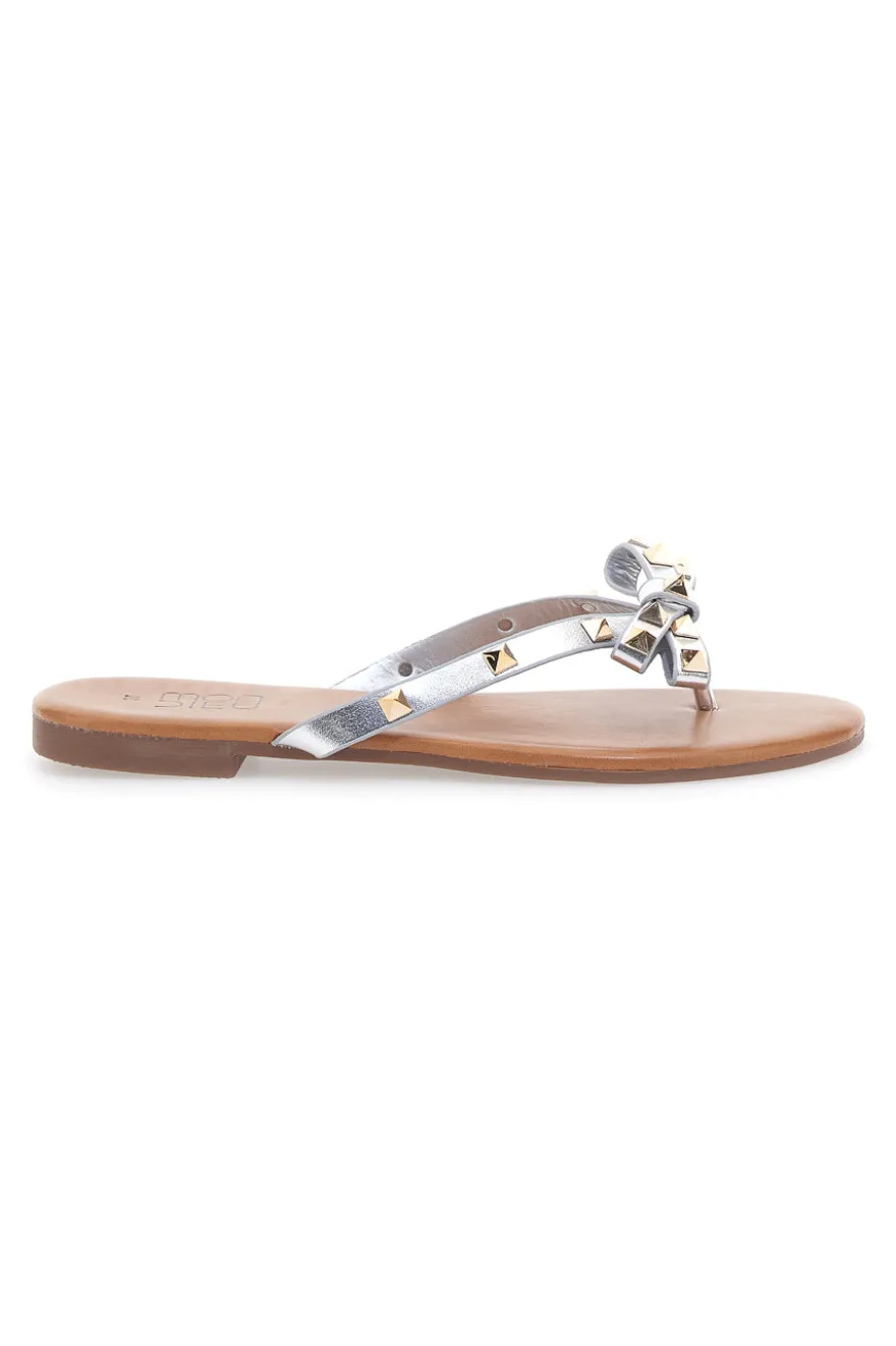 Flip-Flops mit silberner Schleife und Nieten MON DIEU PREA842