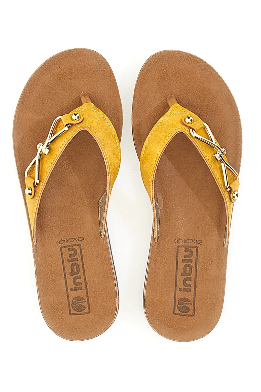 Gelbe Flip-Flops mit dekorativer goldener Schnalle INBLU 12 ZO