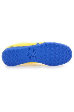 Gelbe Fußballschuhe und blaue Sohle von Puma Vitoria TT JR
