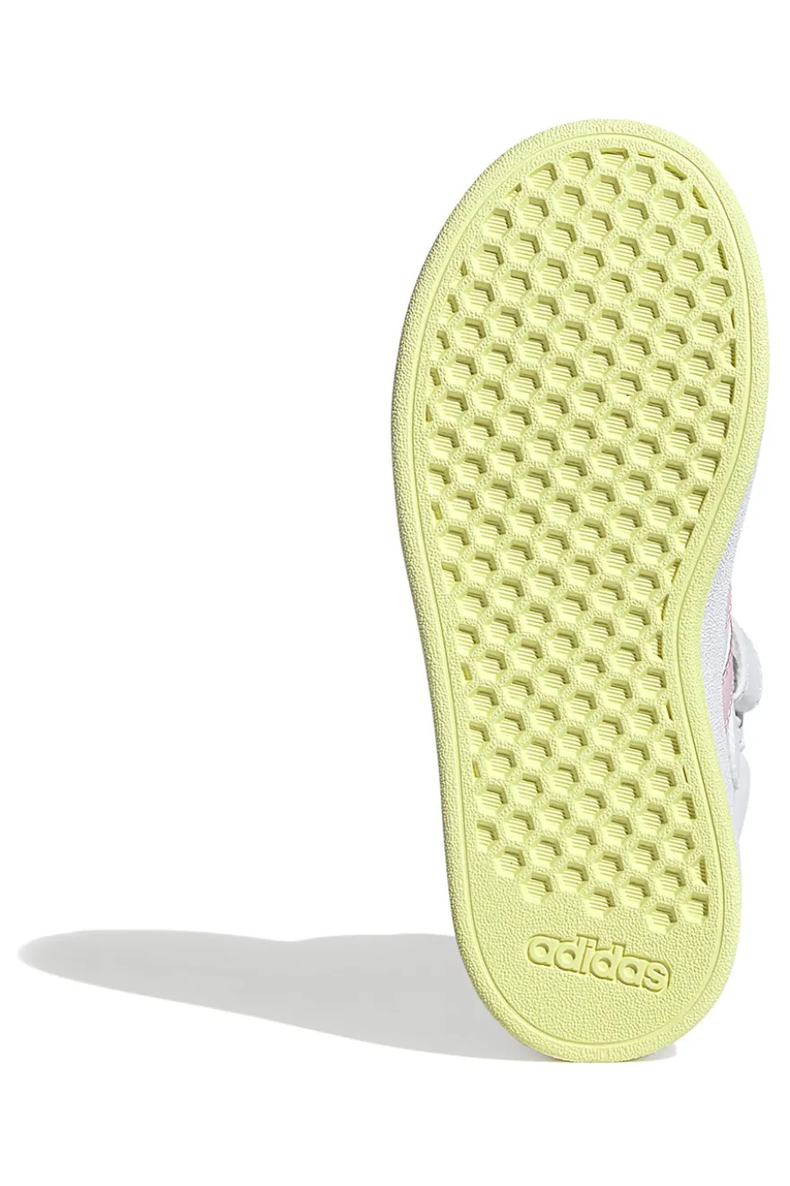 MID-CUT WEISSE SNEAKERS MIT BUNTEN DETAILS ADIDAS GRAND COURT MID K