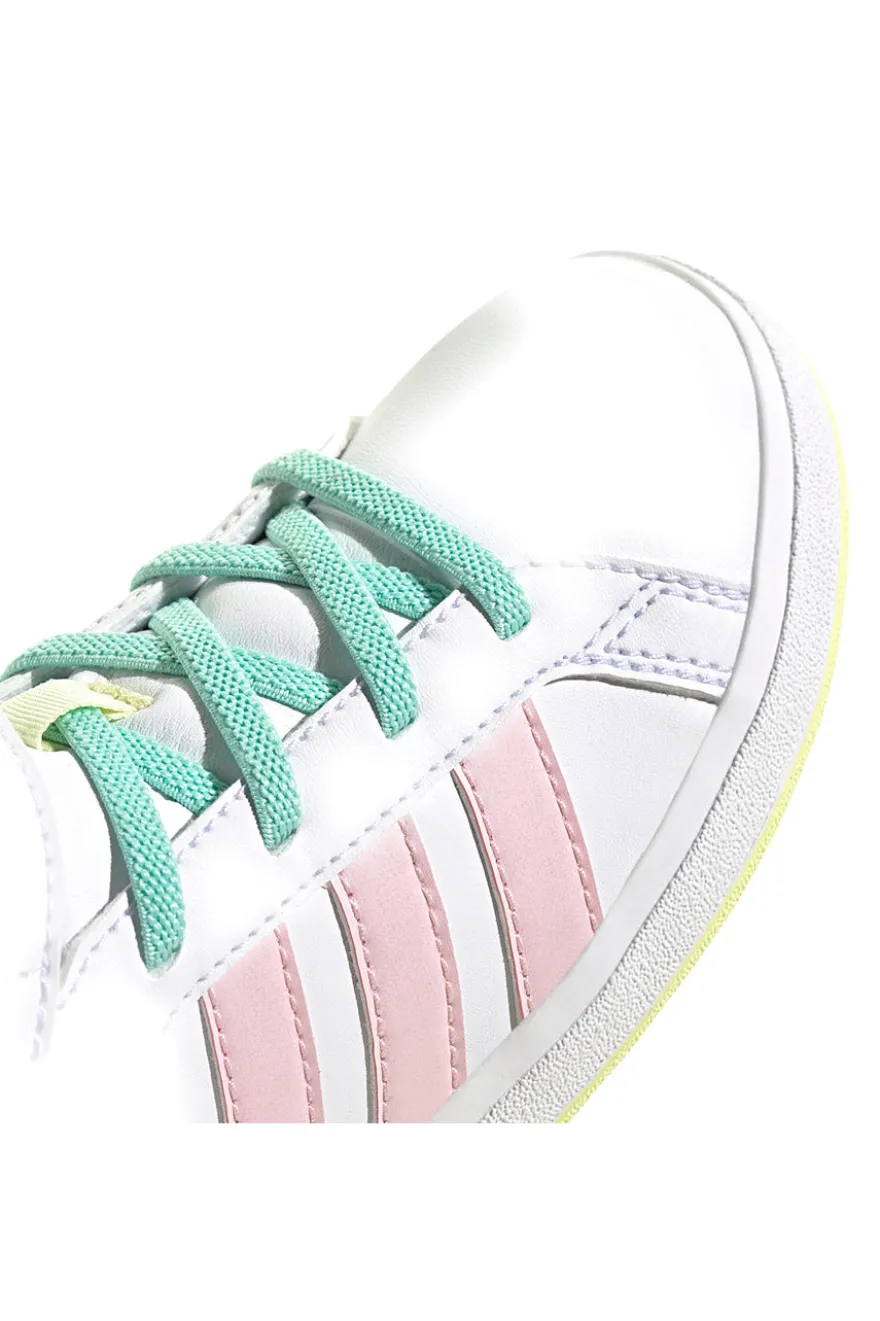 MID-CUT WEISSE SNEAKERS MIT BUNTEN DETAILS ADIDAS GRAND COURT MID K