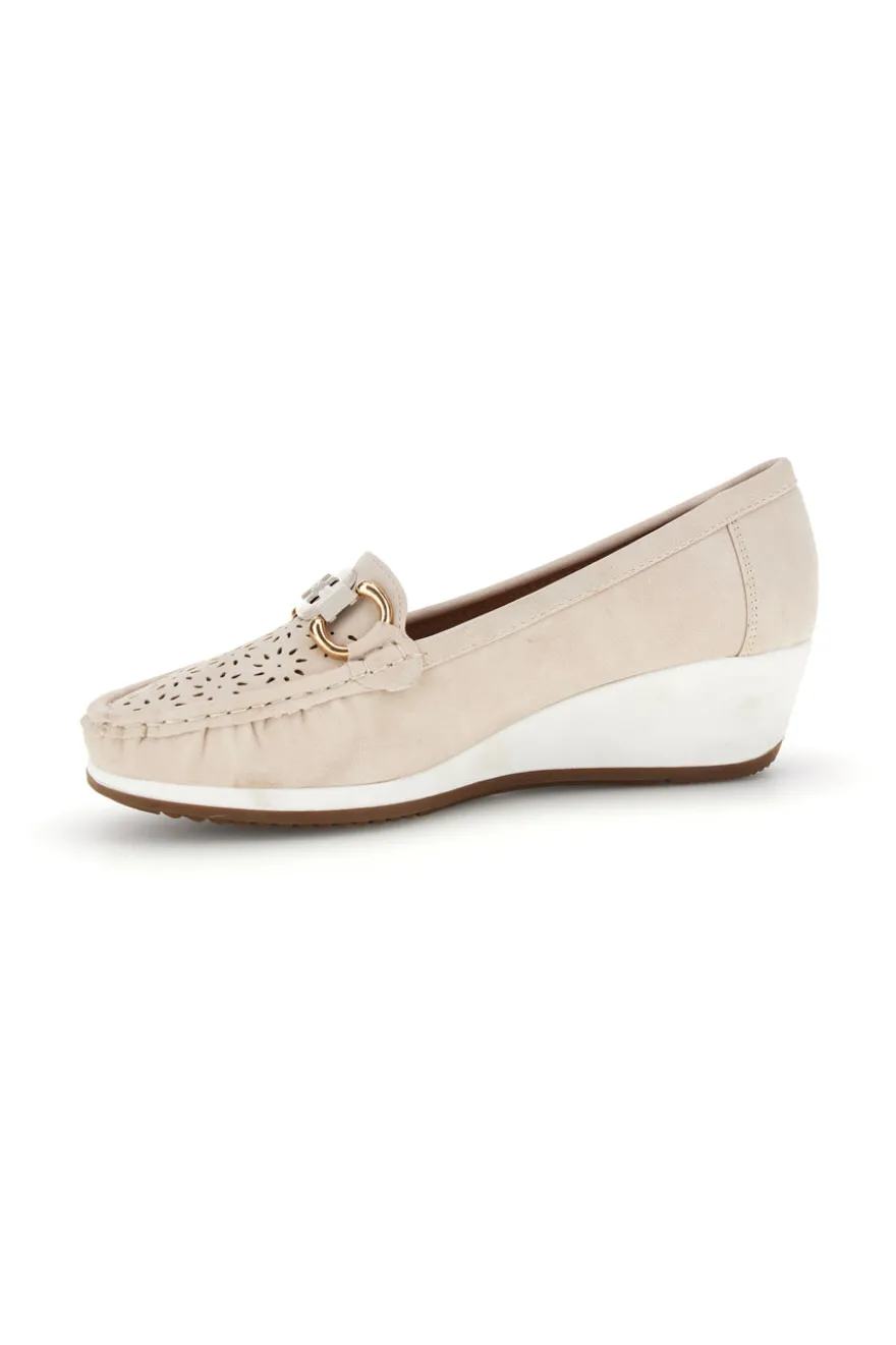 Mocassini beige traforati con zeppa Mio tempo MINA910