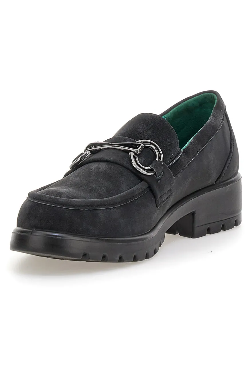 Mocassini neri vegan effetto scamosciato con catena Eco Bio J535576