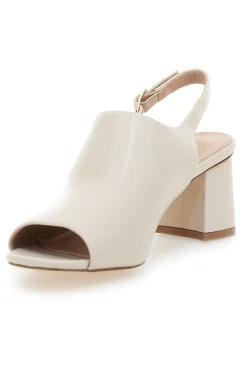 Nudefarbene Sandalen mit Riemen hinten und Öffnung vorne FIRST LADY P545