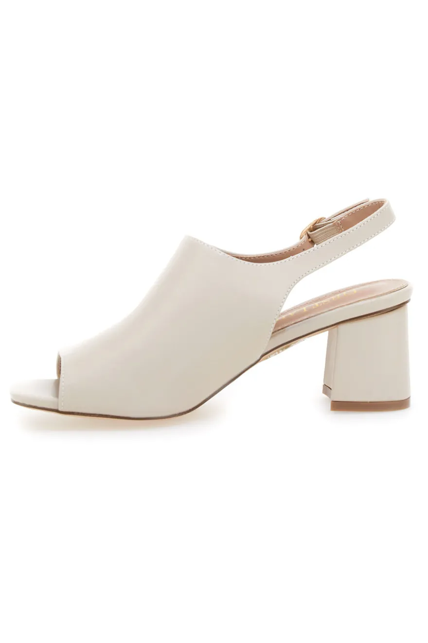 Nudefarbene Sandalen mit Riemen hinten und Öffnung vorne FIRST LADY P545