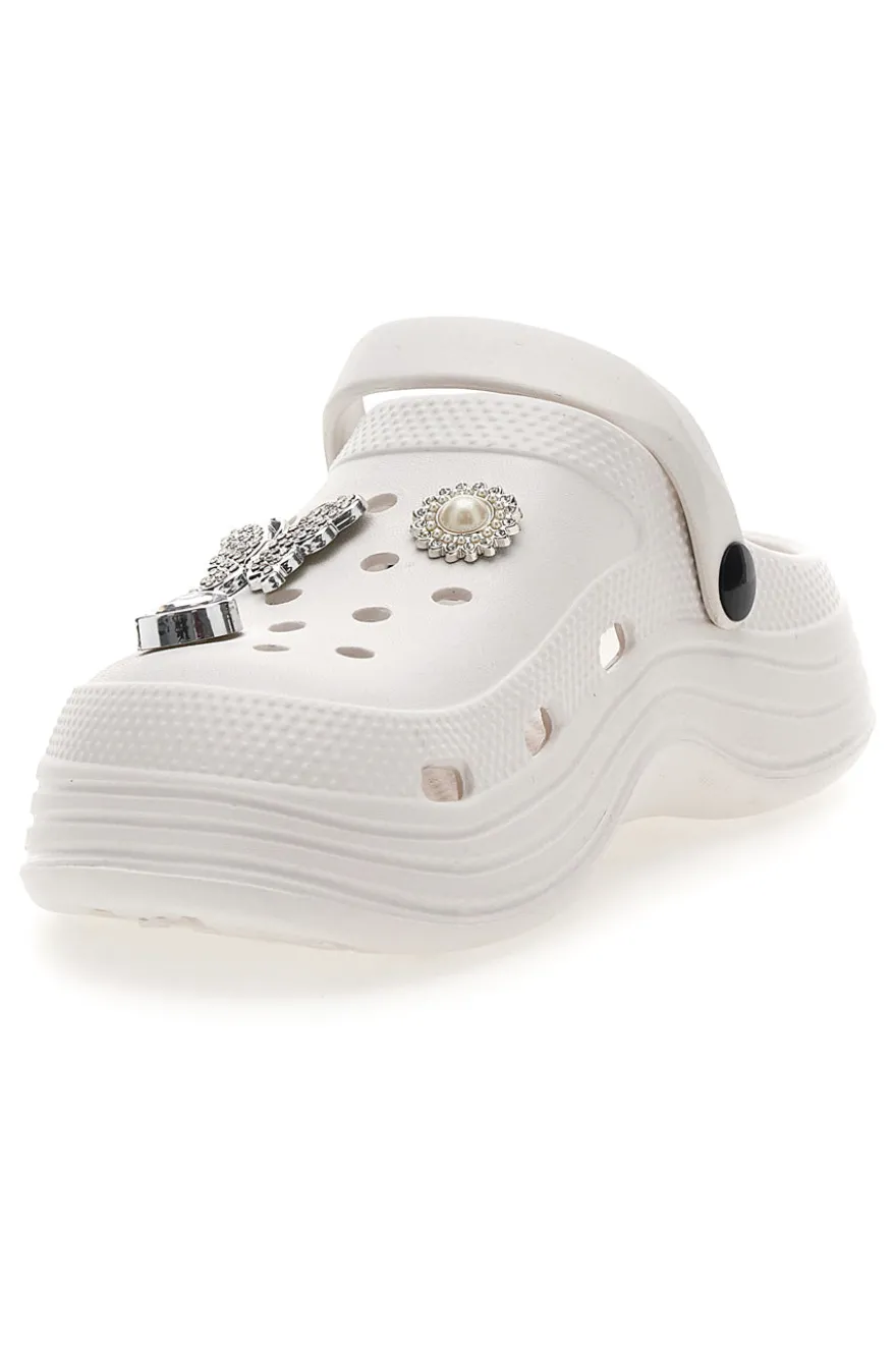 Sabot bianco con charms decorativi 2T2L 2035