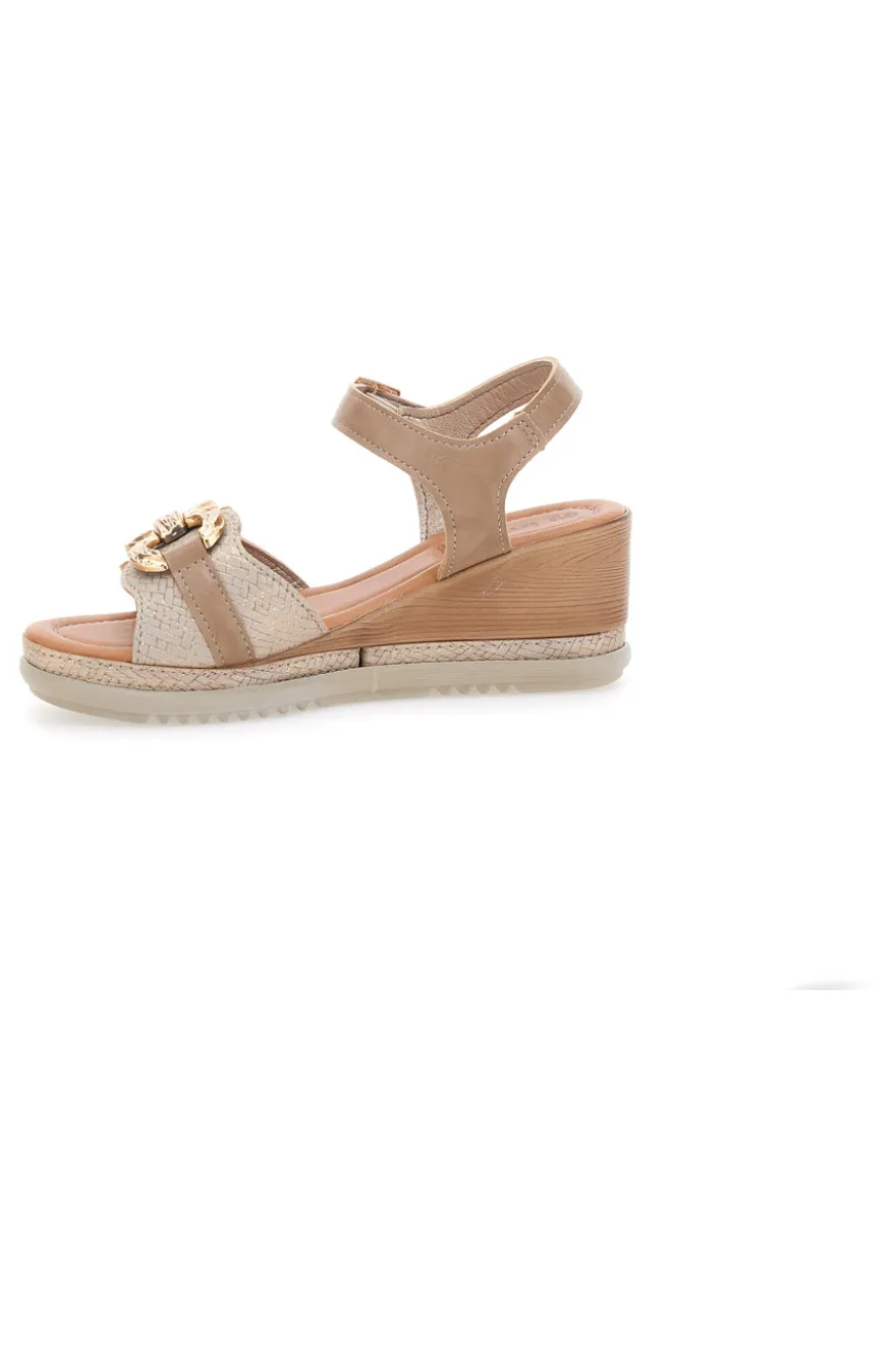 Sandali beige con zeppa e morsetto INBLU 06 FK