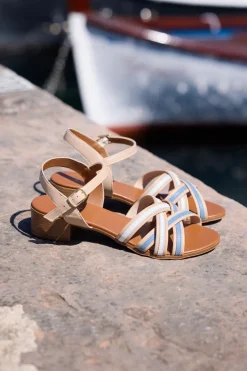 Sandali beige in pelle con tacco basso e listini Pittarello look 243110