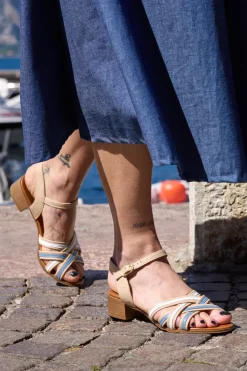 Sandali beige in pelle con tacco basso e listini Pittarello look 243110