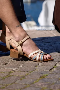 Sandali beige in pelle con tacco basso e listini Pittarello look 243110
