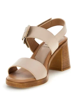 Sandali beige Made in Italy con maxi fibbia Pittarello look MK3619214