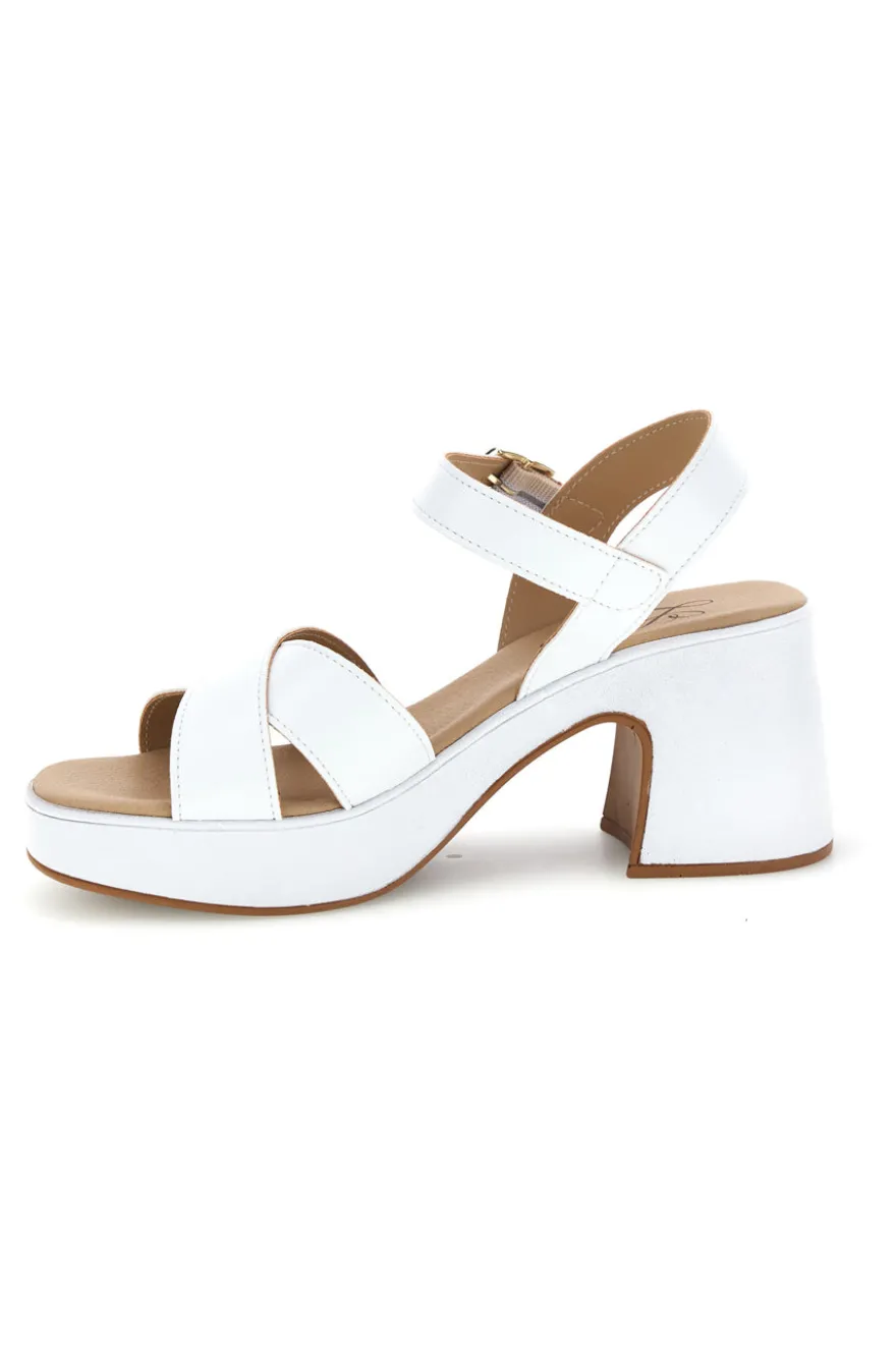 Sandali bianchi con tacco Pittarello look MK3557C435