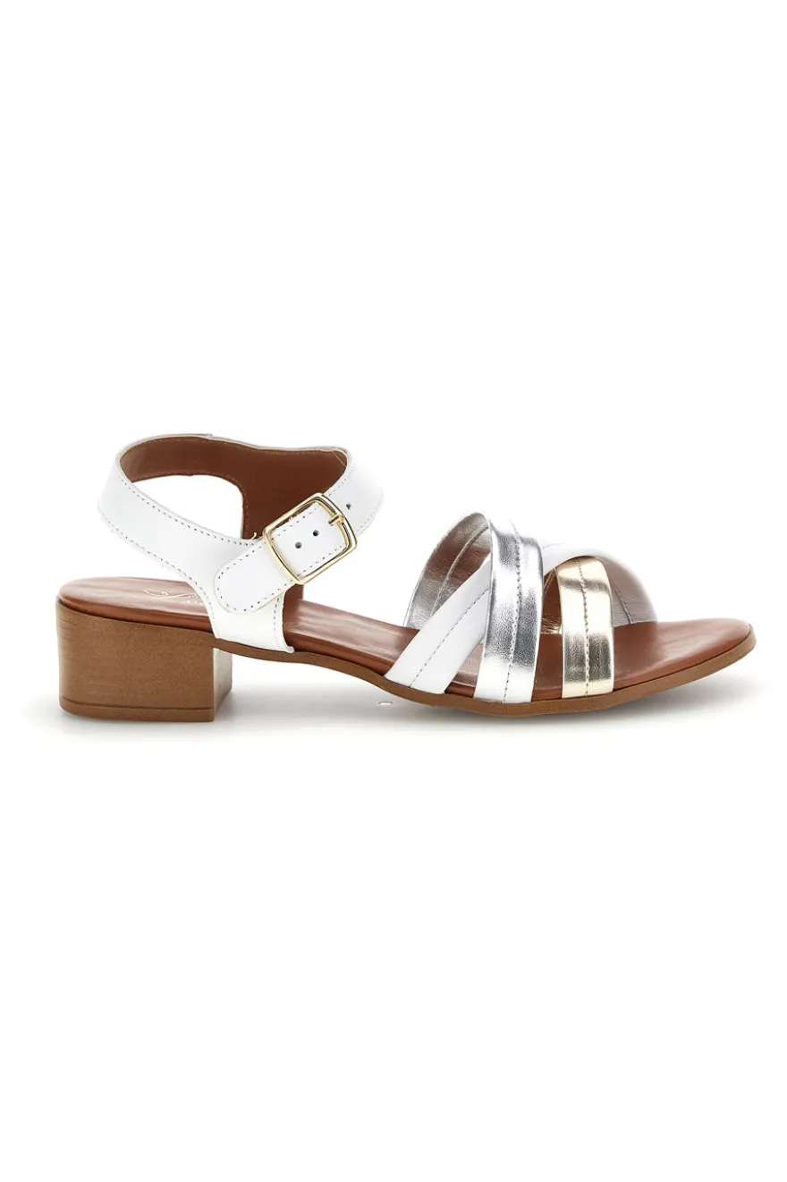 Sandali bianchi e argento in pelle con fasce incrociate Pittarello look 243205