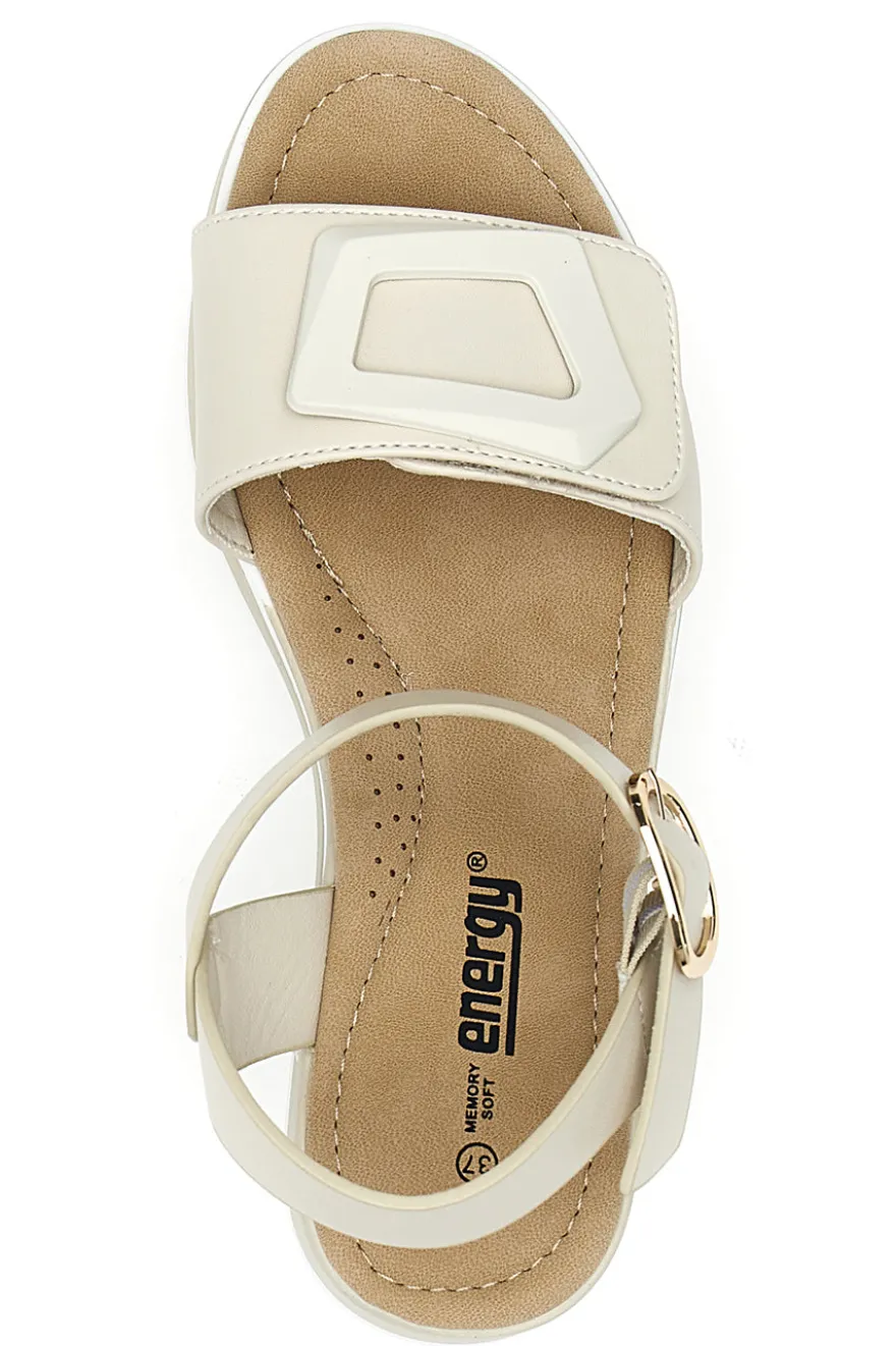Sandali flat beige con maxi fibbia decorativa Energy E475