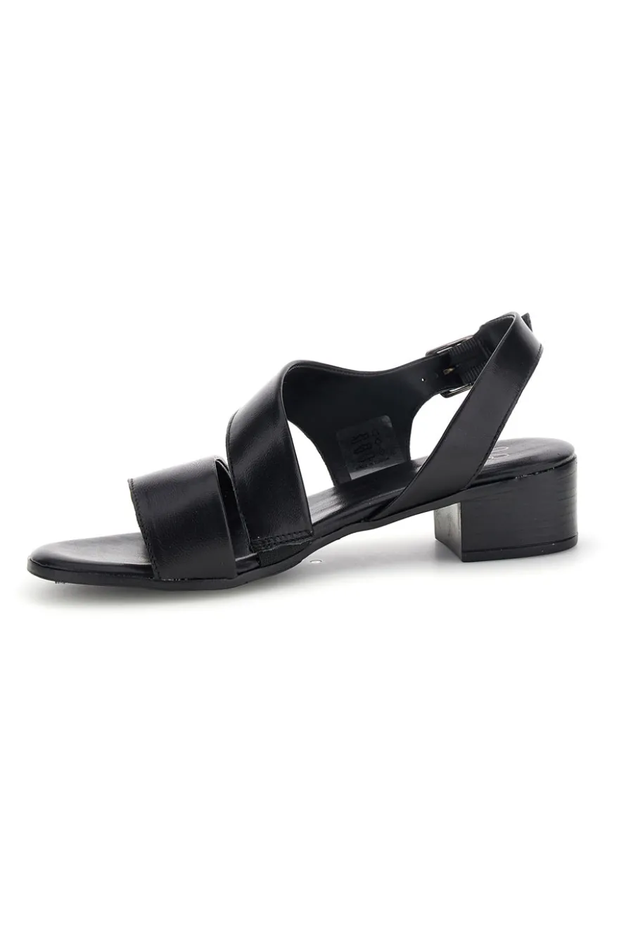 Sandali neri in pelle con fasce incrociate Pittarello look 243080
