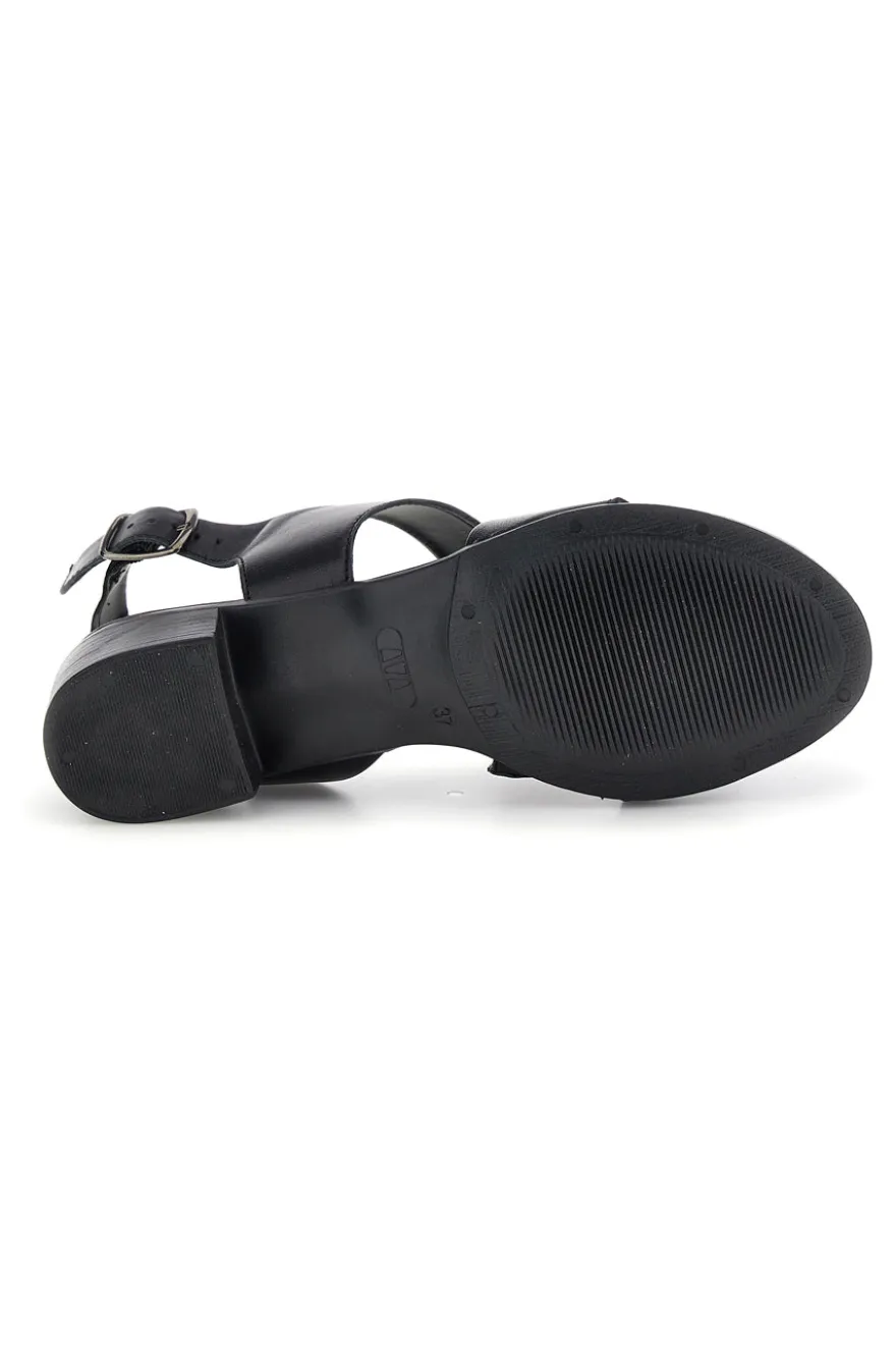 Sandali neri in pelle con fasce incrociate Pittarello look 243080