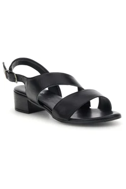 Sandali neri in pelle con fasce incrociate Pittarello look 243080