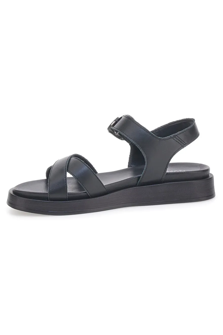 Sandali neri in pelle con fascette incrociate e fibbia Pittarello Focus 28065PE