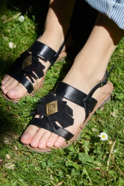 Sandali neri in vera pelle con frange Pittarello look IF10277