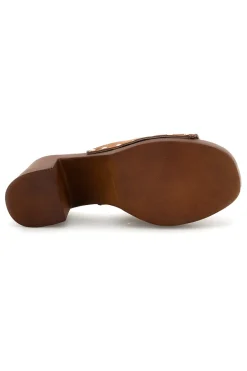 Sandalo marrone in pelle con tacco e borchie Pittarello Must Have 11933
