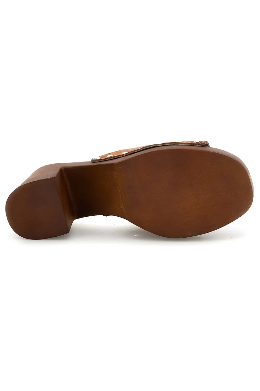 Sandalo marrone in pelle con tacco e borchie Pittarello Must Have 11933
