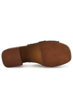 Sandalo marrone in pelle con tacco e borchie Pittarello Must Have 11938