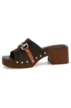 Sandalo marrone in pelle con tacco e borchie Pittarello Must Have 11938