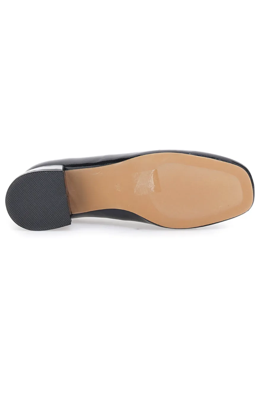 Schwarze Ballerinas in Lackoptik mit vorderer Klammer und niedrigem Absatz MON DIEU 9401Q13